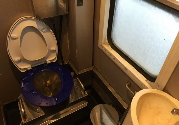 Nhà vệ sinh trên tàu
