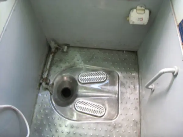 Nhà vệ sinh trên tàu hoả