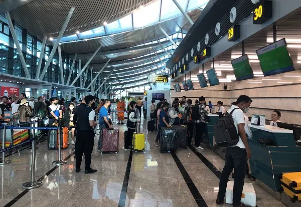 Hành khách xếp hàng làm thủ tục tại sân bay quốc tế Phú Bài