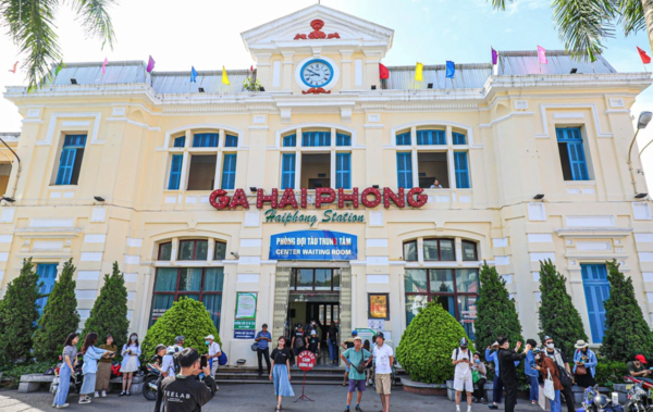 Ga Hải Phòng - Điểm dừng của hành trình tàu Hoa Phượng Đỏ tuyến Hà Nội - Hải Phòng. Đây cũng là điểm check-in ưa thích của giới trẻ. Mở ra hành trình tới Đồ Sơn, Cát Bà và các điểm du lịch khác