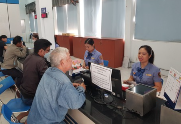 Hành khách cần đến trực tiếp ga để làm thủ tục đổi, trả vé tàu Hoa Phượng Đỏ nếu đã mua tại ga hoặc qua các ứng dụng đặt vé tàu