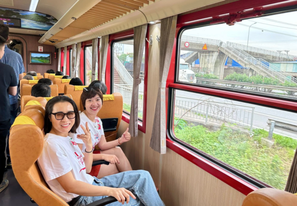 Khi đi tàu Hoa Phượng Đỏ, hãy ưu tiên chọn ghế ngồi gần cửa sổ để có được trải nghiệm ngắm cảnh trọn vẹn nhất