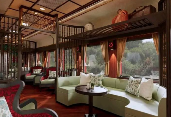 Tàu Hoa Phượng Đỏ LP7 chạy đêm cũng như các chuyến tàu Hoa Phượng Đỏ khác, đều có toa Vip hiện đại, ghế ngồi êm ái, tiện nghi. Thích hợp cho hành khách muốn trải nghiệm thoải mái.