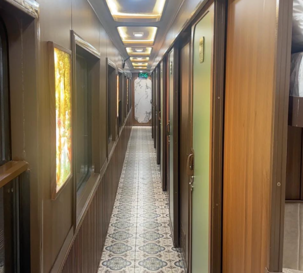 Bên trong toa Sông Lam trên tàu NA có hành lang rộng, sàn chống trơn và đèn âm sàn giúp di chuyển an toàn, thuận tiện cả ban đêm lẫn khi mang hành lý nhỏ