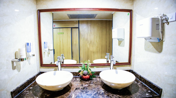 Toa Sông Lam có nhà vệ sinh liền kề hiện đại, đầy đủ tiện nghi với thiết bị inox cao cấp, sàn chống trơn và hệ thống chiếu sáng, hút mùi ổn định, đảm bảo sạch sẽ và dễ sử dụng