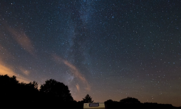 Ngắm những vì sao lấp lánh qua ô cửa tàu – khoảnh khắc giản đơn nhưng khiến hành trình trở nên thật đặc biệt.