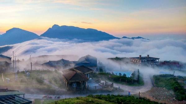 Khi trời rạng sáng, bạn sẽ được ngắm khoảnh khắc bình minh vùng biên giới với làn sương trắng nhẹ phủ lên triền núi, những mái nhà nhỏ ẩn hiện trong thung lũng.