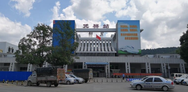 Ga Bằng Tường (Trung Quốc) là điểm dừng kiểm tra xuất nhập cảnh, cũng là nơi nhiều du khách tranh thủ check-in, ghi lại dấu ấn đầu tiên của chuyến tàu Hà Nội – Nam Ninh