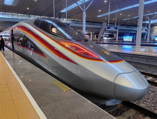 Từ Quảng Châu bạn có thể đi Bắc Kinh bằng tàu cao tốc G. Tàu G là tàu cao tốc hiện đại nhất hiện nay.