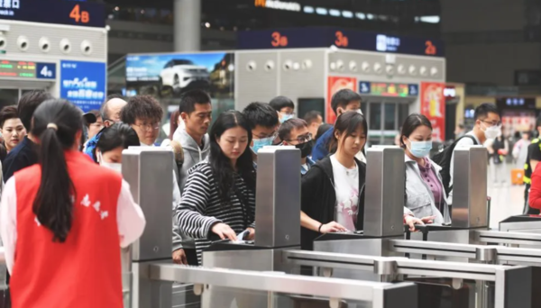 Việc đổi tàu cao tốc nội địa Trung Quốc cũng không quá phức tạp. Nếu bạn cần nối chuyến, hãy để ý các lưu ý ở trên, cần kiểm tra kỹ vé tàu trước khi khởi hành hoặc tìm sự trợ giúp từ nhân viên hỗ trợ tại ga.